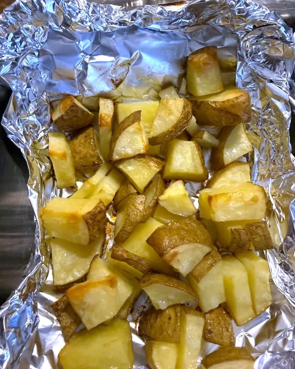 Papas con ajo, horno a 200 °C. Polvo solo.