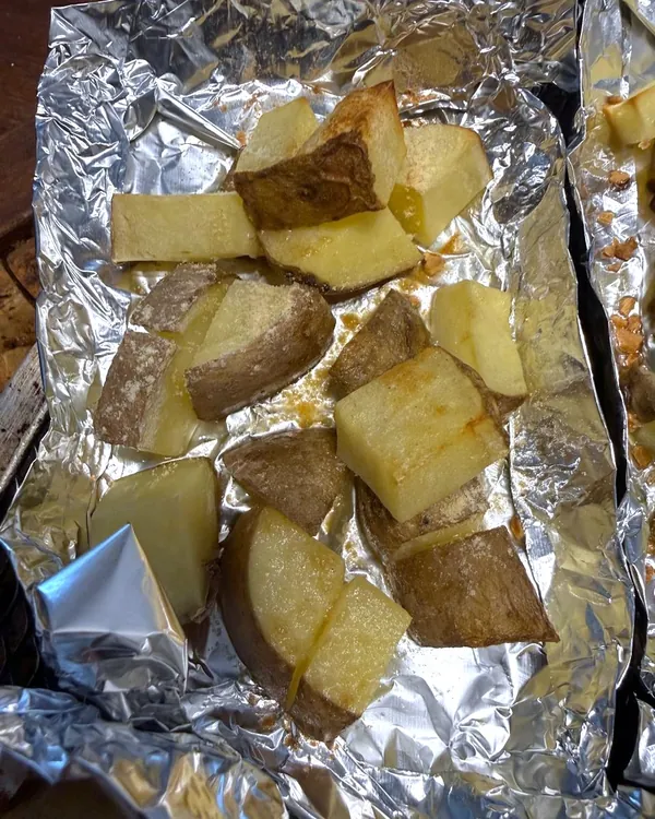 Papas con ajo, horno a 200 °C. Polvo con aceite.