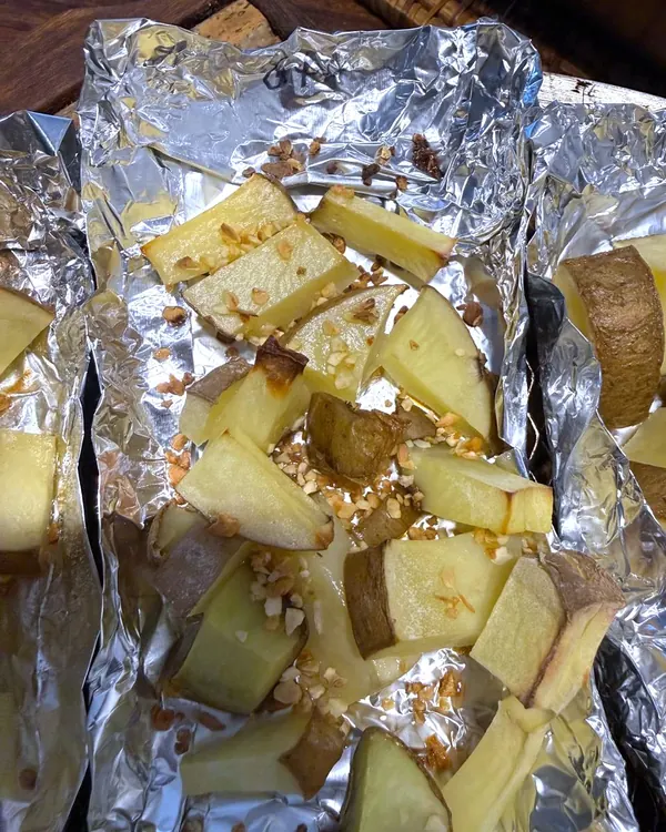 Papas con ajo, horno a 200 °C. Granulado con aceite.