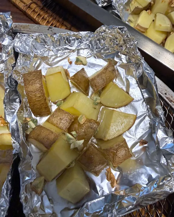Papas con ajo, horno a 200 °C. Fresco con aceite.