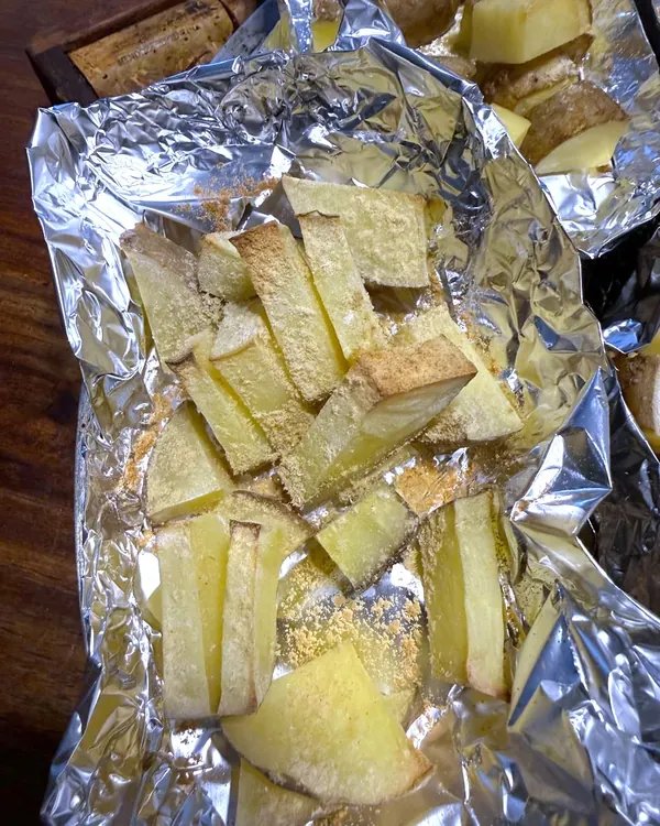 Papas con ajo, horno a 200 °C. Ajo en polvo agregado 7 minutos antes de sacar las papas.
