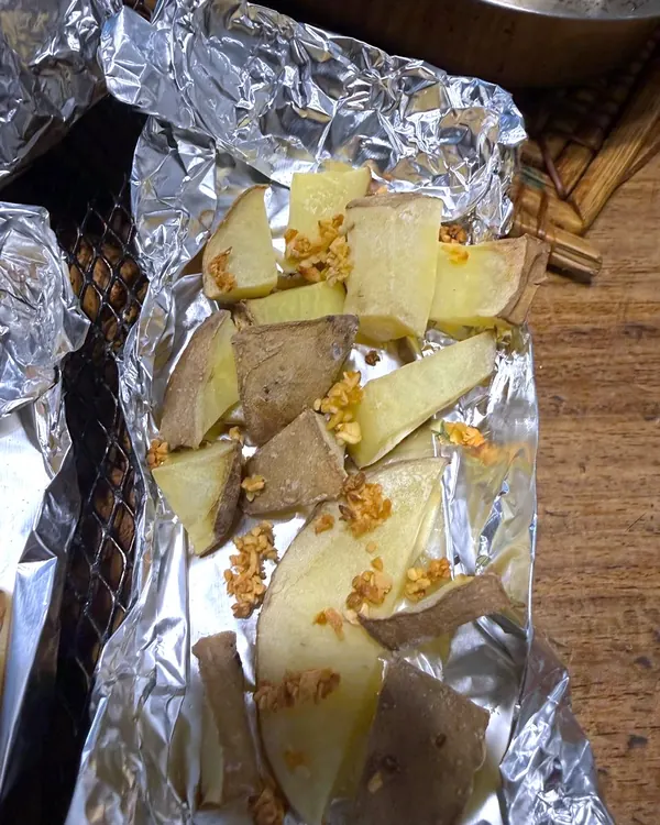 Papas con ajo, horno a 200 °C. Granulado hidratado agregado 7 minutos antes de sacar las papas.
