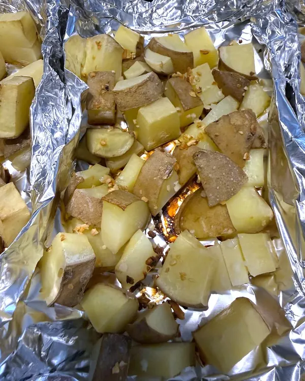 Papas con ajo, horno a 200 °C. Granulado hidratado.