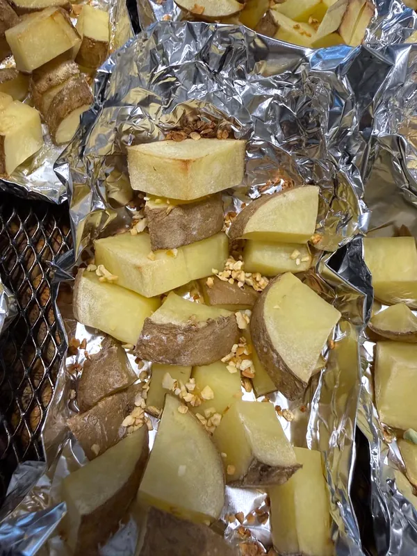 Papas con ajo, horno a 200 °C. Granulado seco agregado 7 minutos antes de sacar las papas.