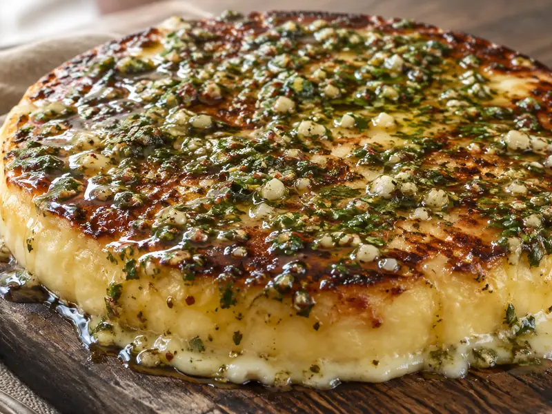 Provoleta a la parrilla con provenzal