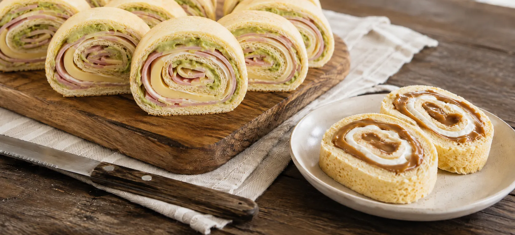 Pionono relleno cortado en rodajas sobre tabla, mostrando la espiral de masa y relleno