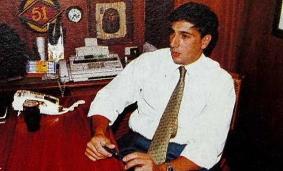 Alejandro Antonio Flores, cuarta generación, en su oficina con el logo 51